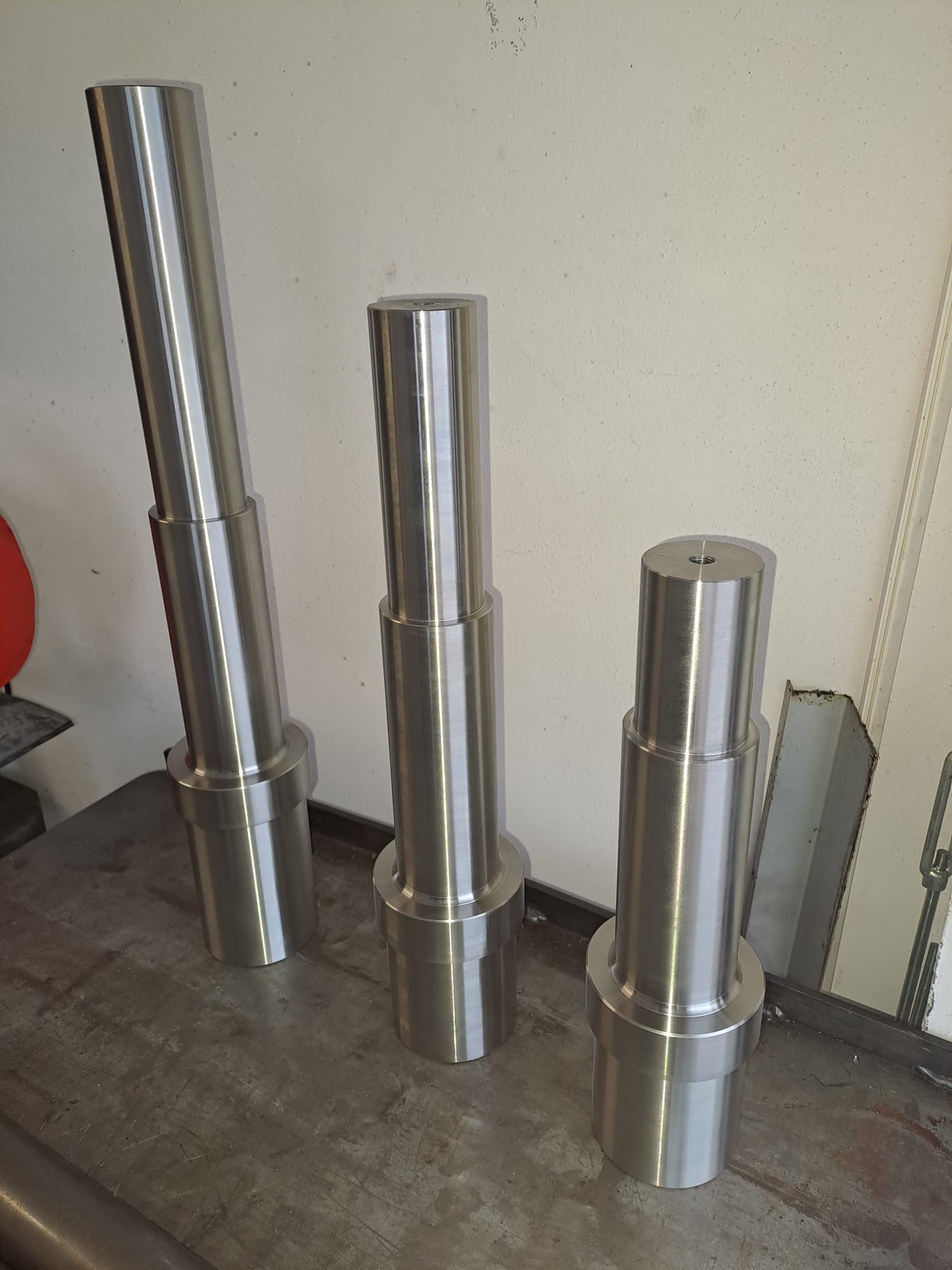 Fresatrice CNC spruzza liquido refrigerante su un pezzo di metallo.